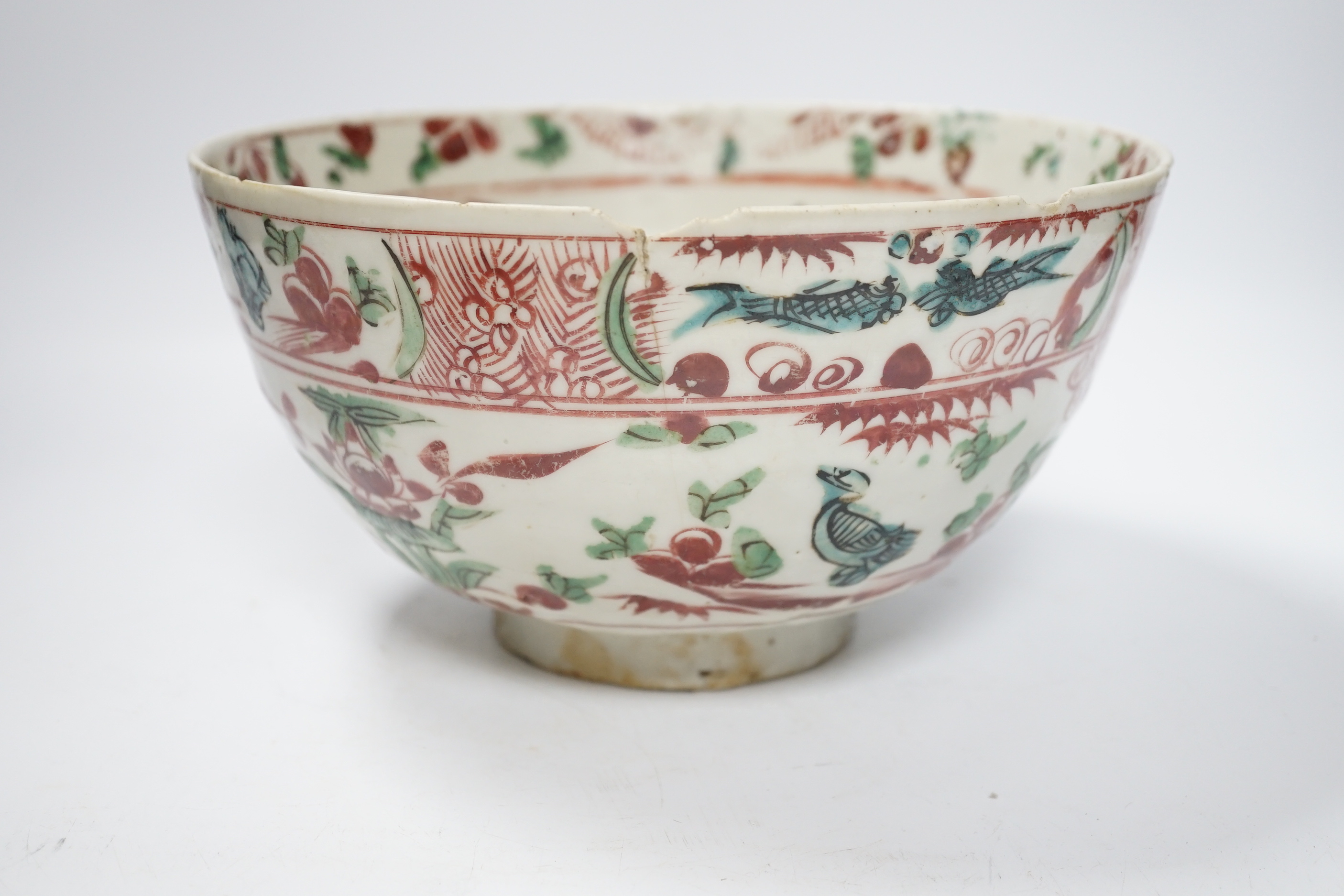 A Chinese late Ming Swatow polychrome bowl and an Annamese box and cover, largest 25cm diameter